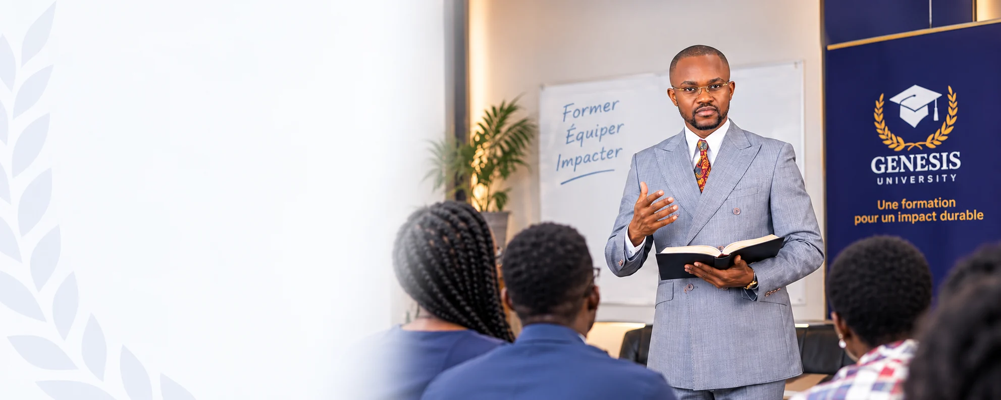 Le Pasteur Amagou Wilfried Zahui enseigne à des étudiants de Genesis University